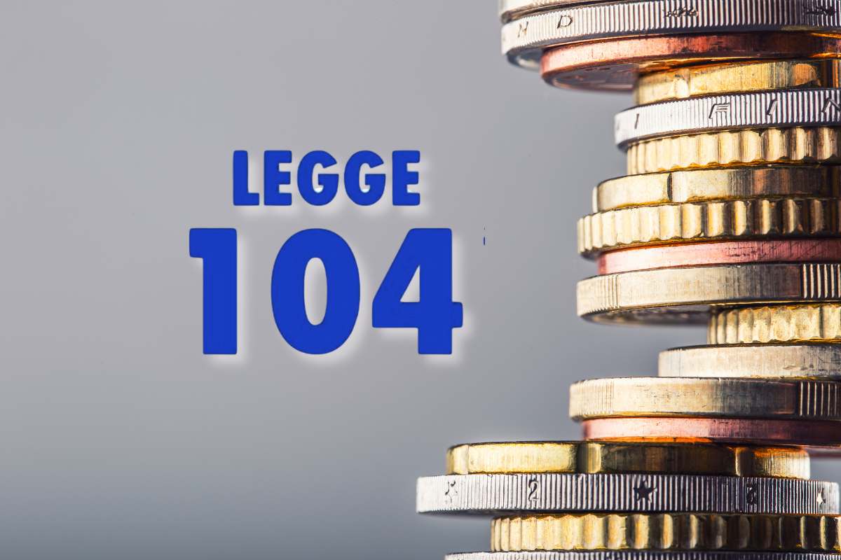 Sfondo monete euro e scritta "legge 104"