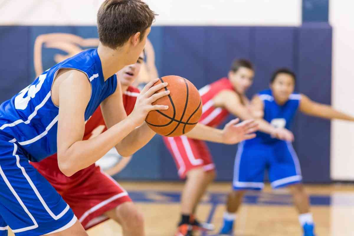 Ragazzi giocano a basket