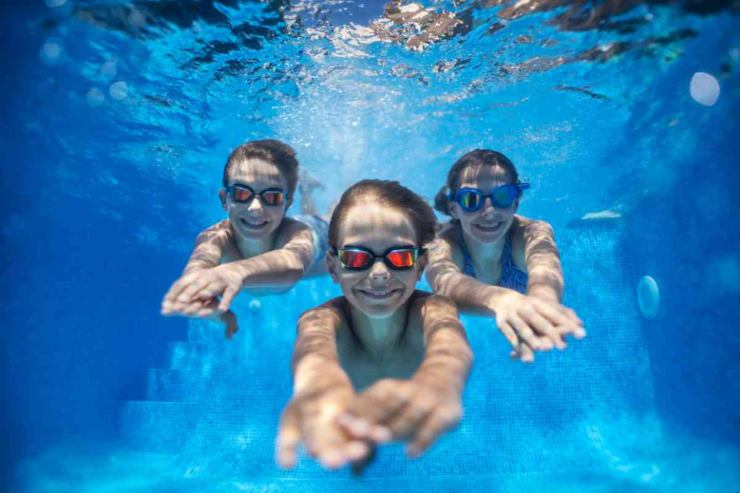 Bambini in piscina