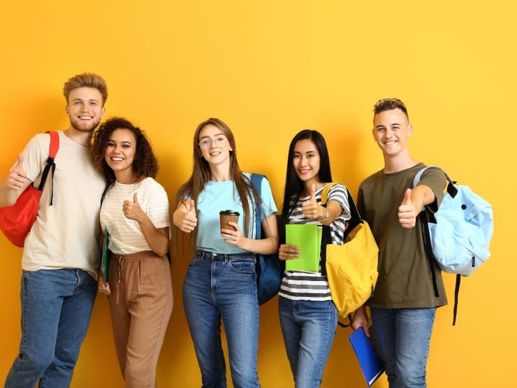 studenti in fila sorridenti