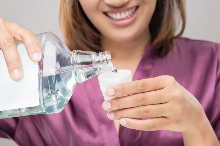 Ragazza prepara il tappino con il collutorio