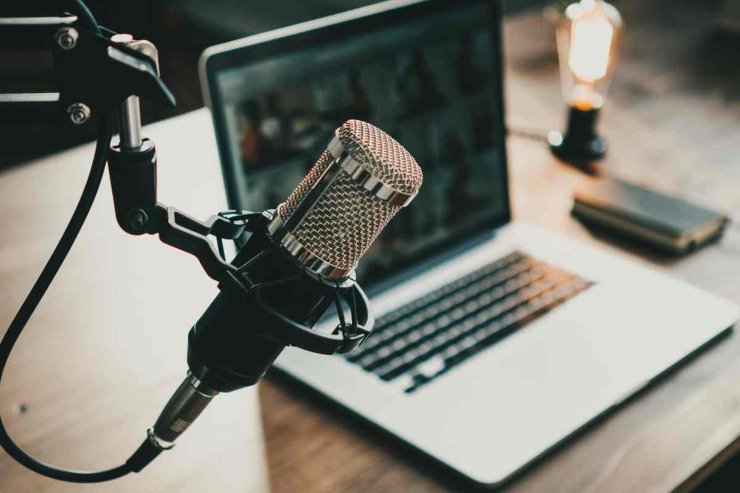 Computer e microfono per podcast