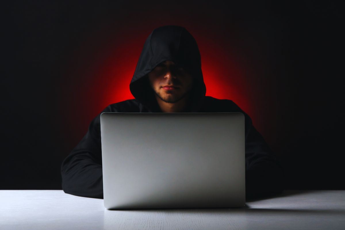 Hacker al Pc il cui viso è nascosto da un cappuccio