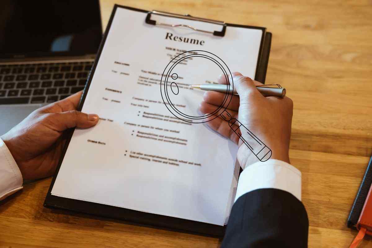 uomo che esamina un curriculum vitae