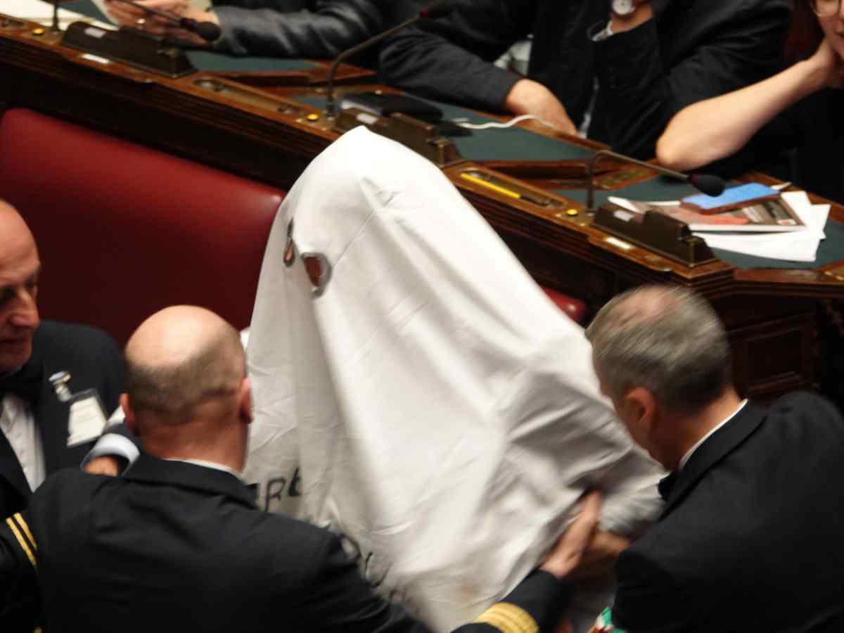 Si presenta in aula vestito da fantasma: parlamentare espulso dalla Camera