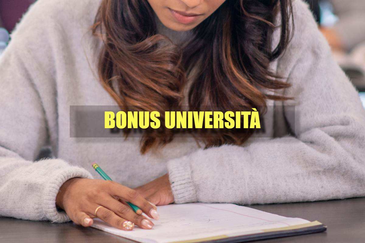 Ragazza che studia all'università e scritta "Bonus università"