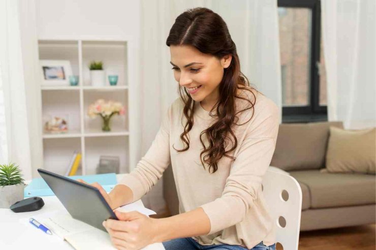 Donna sorridente al tablet