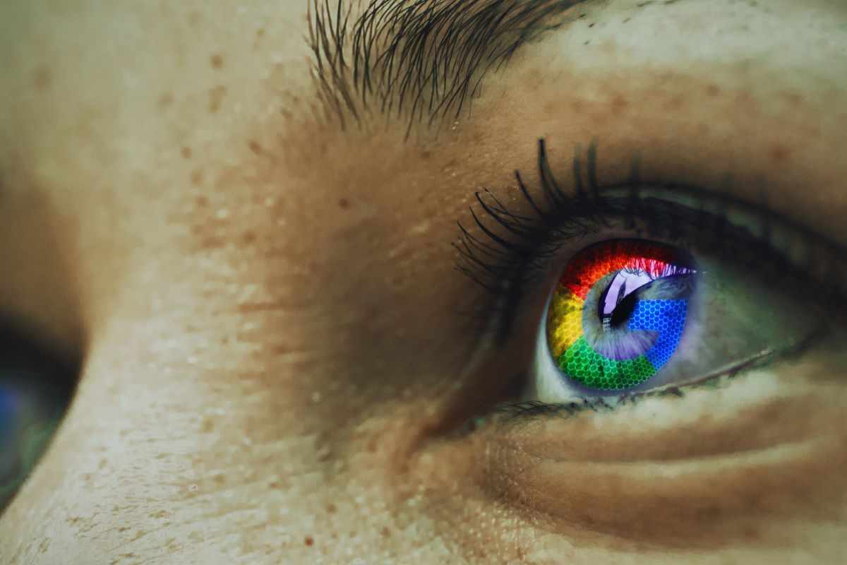 Simbolo Google all'interno dell'iride di una ragazza
