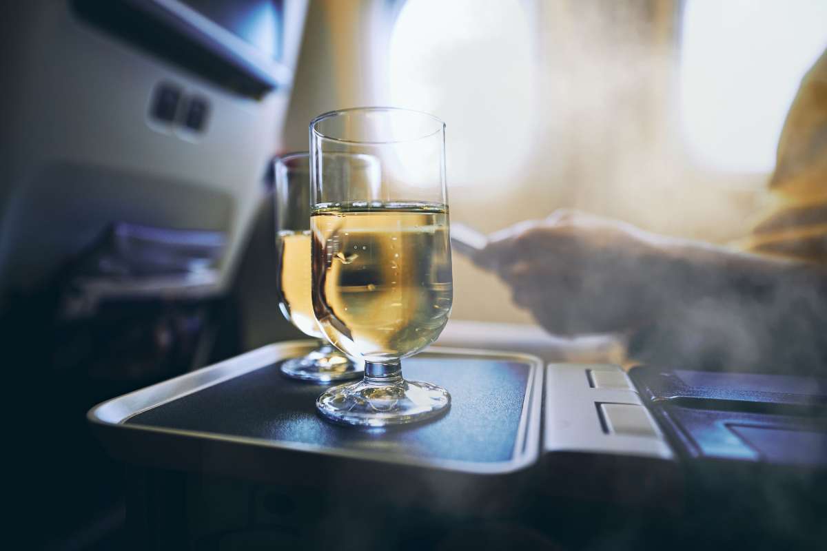 La cantante più amata incontenibile: droga, alcol e fumo durante un volo di linea