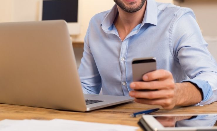 Uomo legge messaggio smartphone