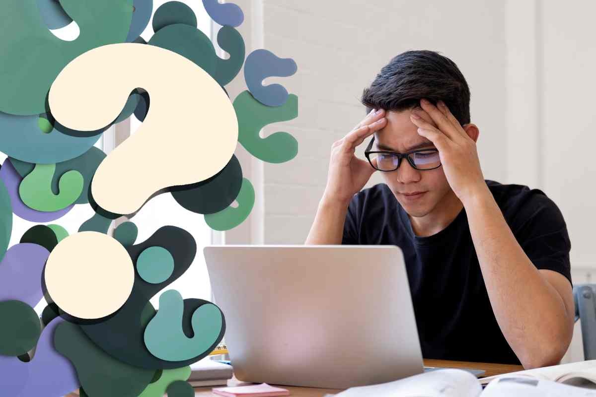 Ragazzo perplesso al pc e punti interrogativi
