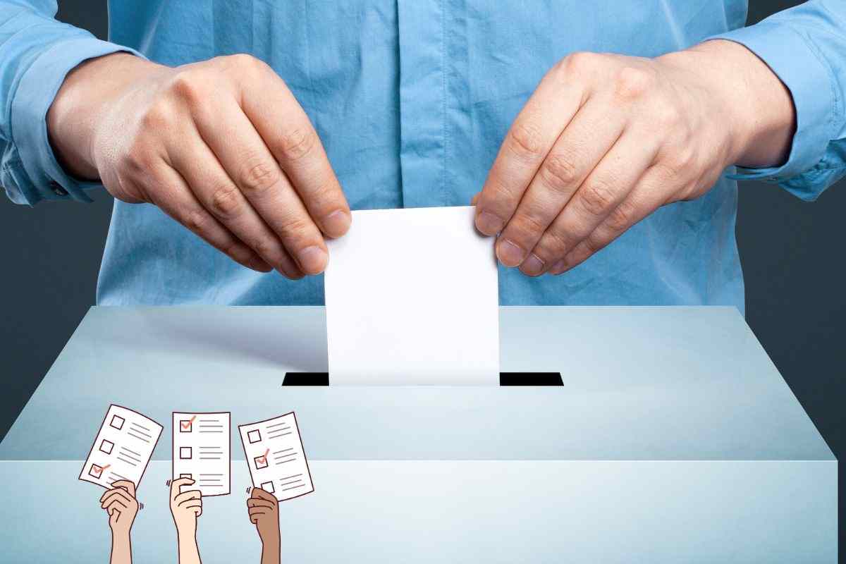 uomo che vota e inserisce la tessera nell'urna
