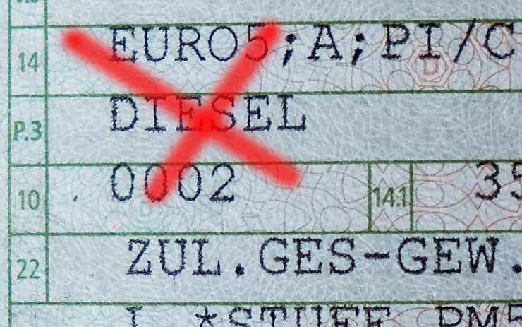 Libretto con scritta "Euro 5 Diesel" segnata con una X