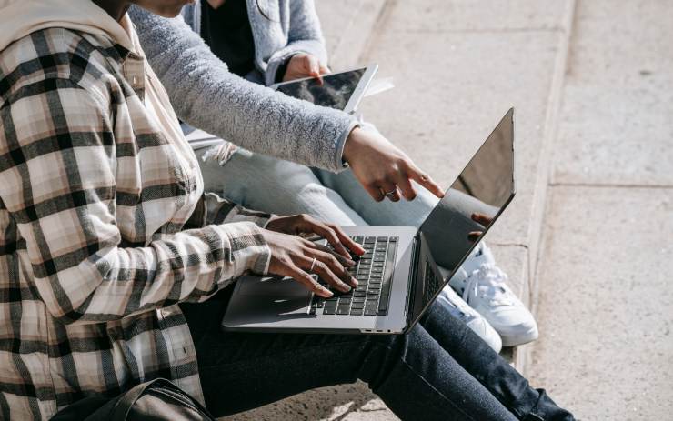 Studenti universitari con il pc in mano che compilano il 730