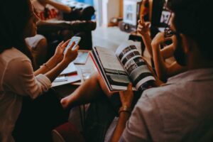 Gruppo di persone che parla in una stanza