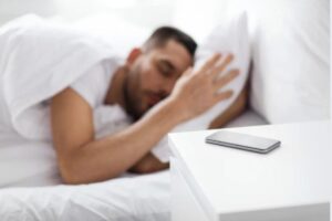 cellulare acceso di notte su comodino